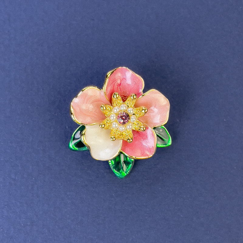 Brož Květina, průměr cca 25 mm, vícebarevný smalt se štrasami