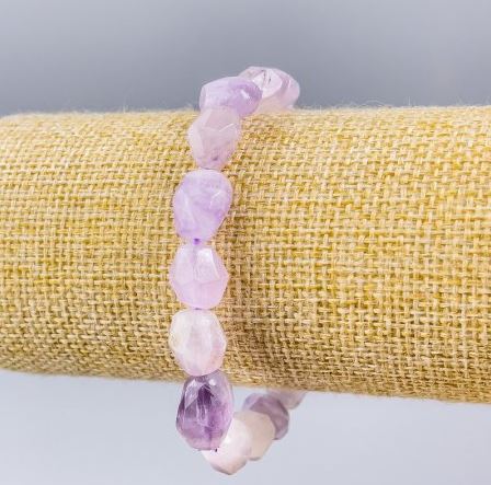 Náramek z ametystu, přírodní kámen, multifacetní, průměr 10×12 mm ±, délka 18 cm ±, na elastické šňůře