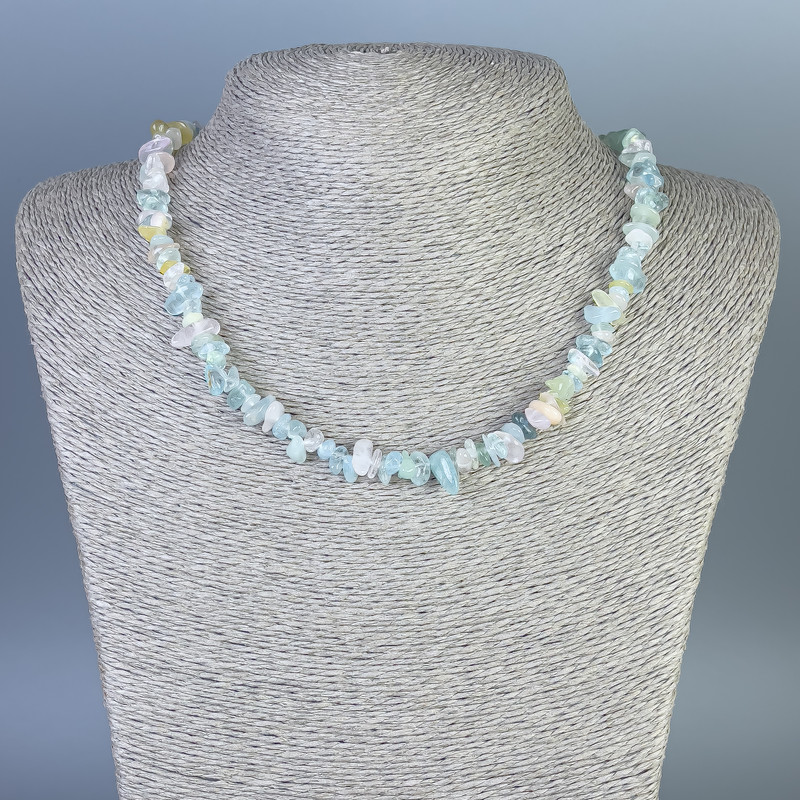 Náhrdelník z morganitu – drobné kousky, průměr 4–12×2–4 mm, délka 45 cm ± s karabinkou