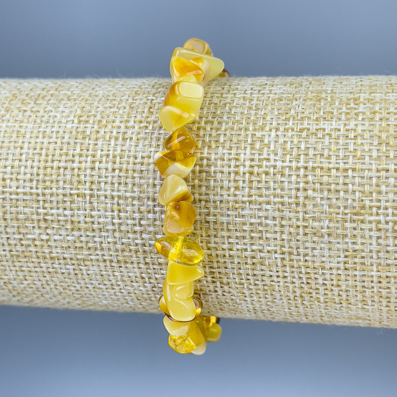 Náramek z jantarových zrn, průměr 6–10×3–5 mm, délka 18 cm ±, elastická šňůrka