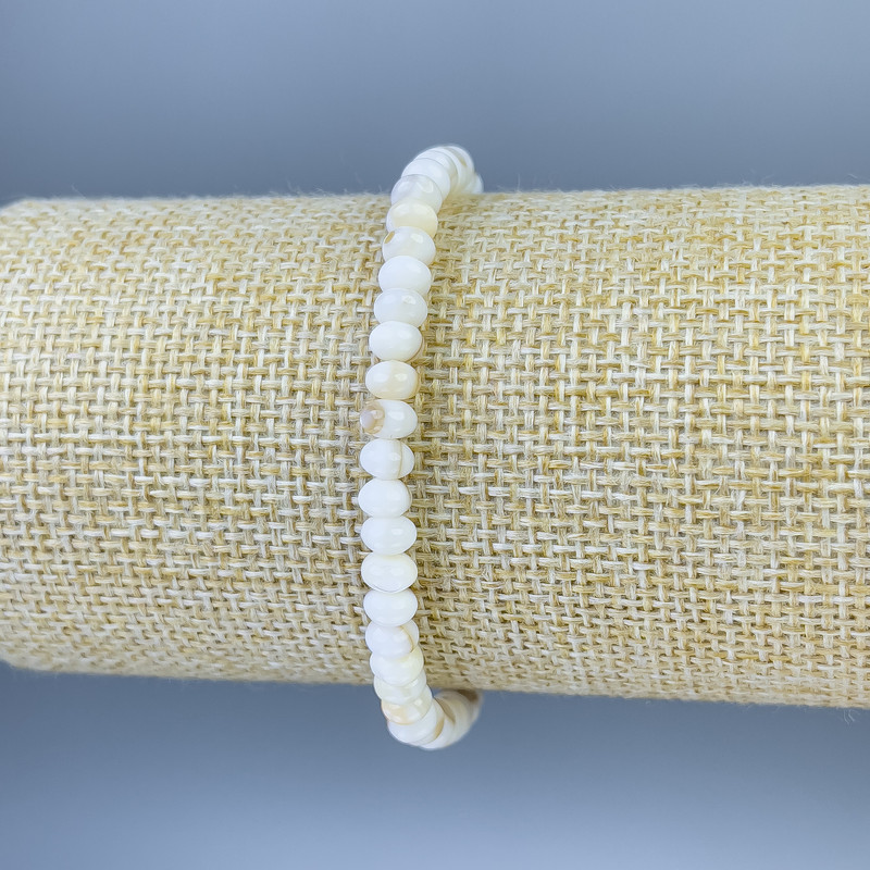 Náramek z perleti – rondelové korálky, průměr 5×3 mm, délka 18 cm, elastický