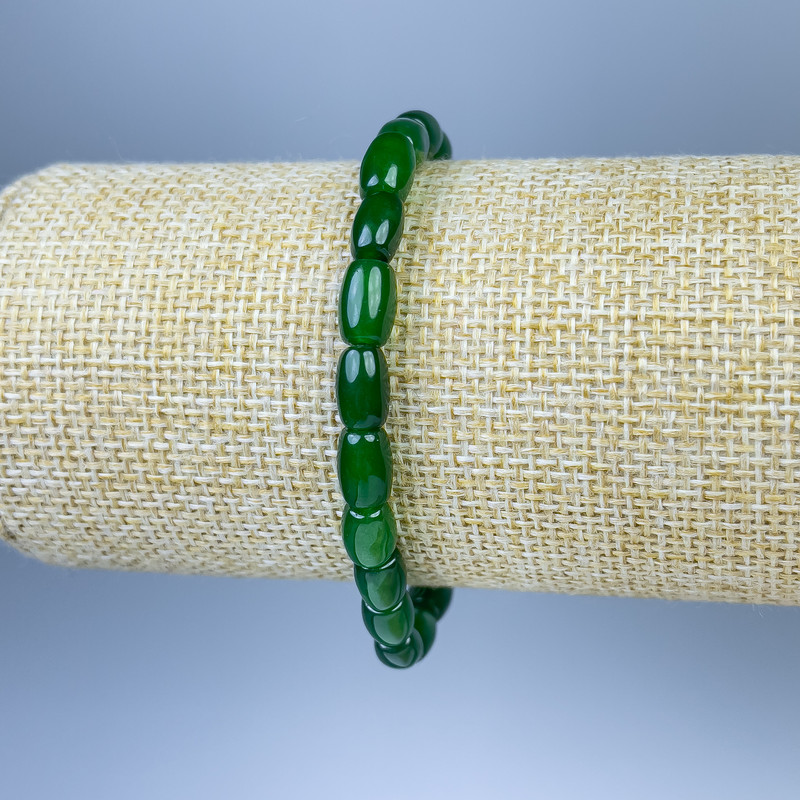 Náramek z chrysoprasu barilového tvaru, průměr 8×6 mm, délka 18 cm, elastický