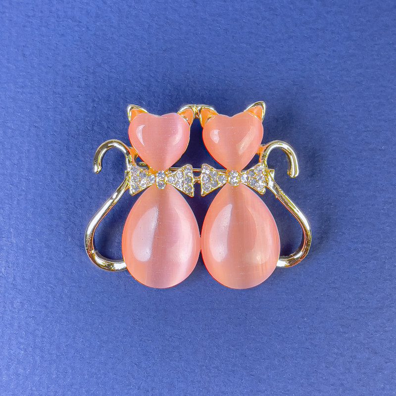 Brož Kočky s růžovým kočičím okem