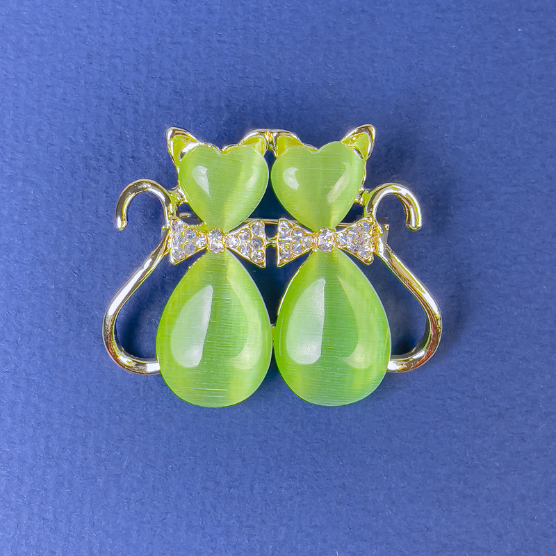 Brož Kočky se zeleným kočičím okem, bílé štrasové kameny, zlatistý kov, průměr 31×38 mm +