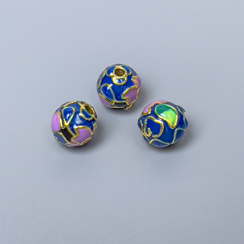 Korálek Cloisonné modro-fialovo-zelený s emailem, průměr 8 mm, otvor 1,5 mm, zlatistý odstín kovu, 1 ks