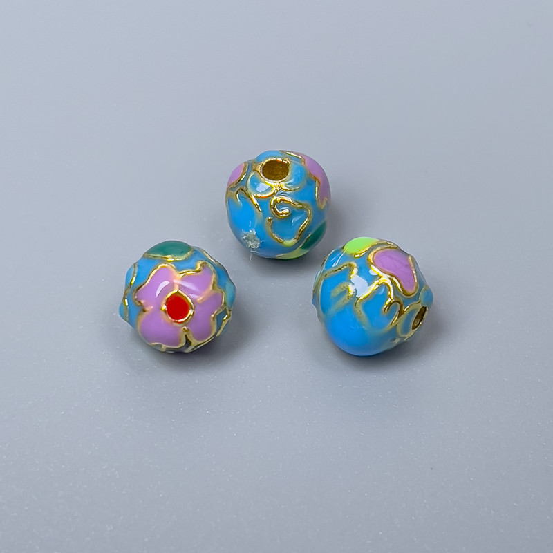 Korálek Cloisonné s barevným smaltem, fialový, tyrkysový, zelený a červený, průměr 8 mm, díra 1,5 mm, zlatavá barva kovu, 1 ks