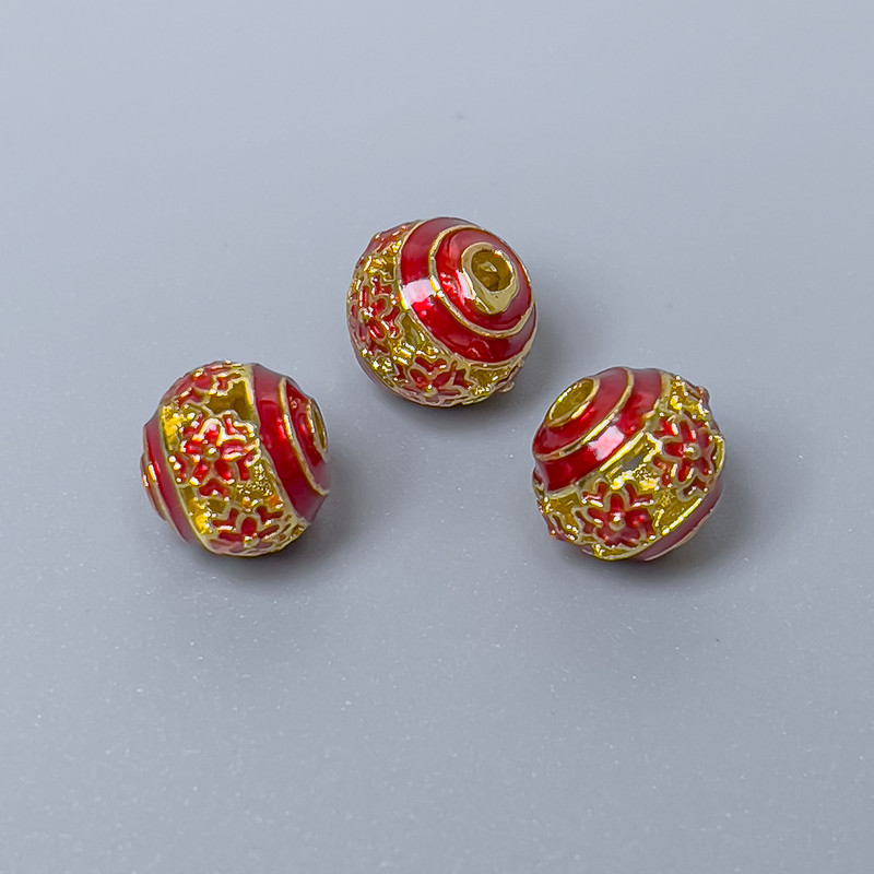 Korálka Cloisonné s červeným smaltem, průměr cca 8 mm, otvor 1,5 mm, zlatavý kov, 1 ks