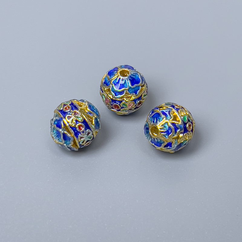 Korálka Cloisonné se modrým smaltem, průměr 8 mm, otvor 1,5 mm, zlatavý odstín kovu, 1 ks