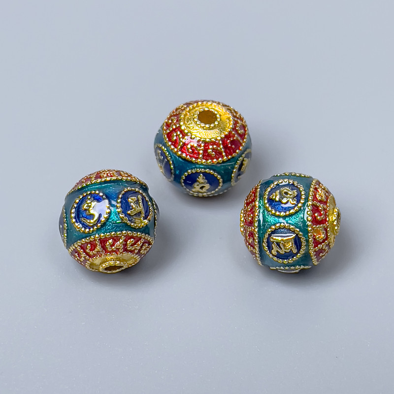 Kovová korálka Cloisonné se smaltem – červená, modrá a tyrysová, průměr 10 mm ±, dírka 2 mm, zlatavá barva kovu, 1 ks