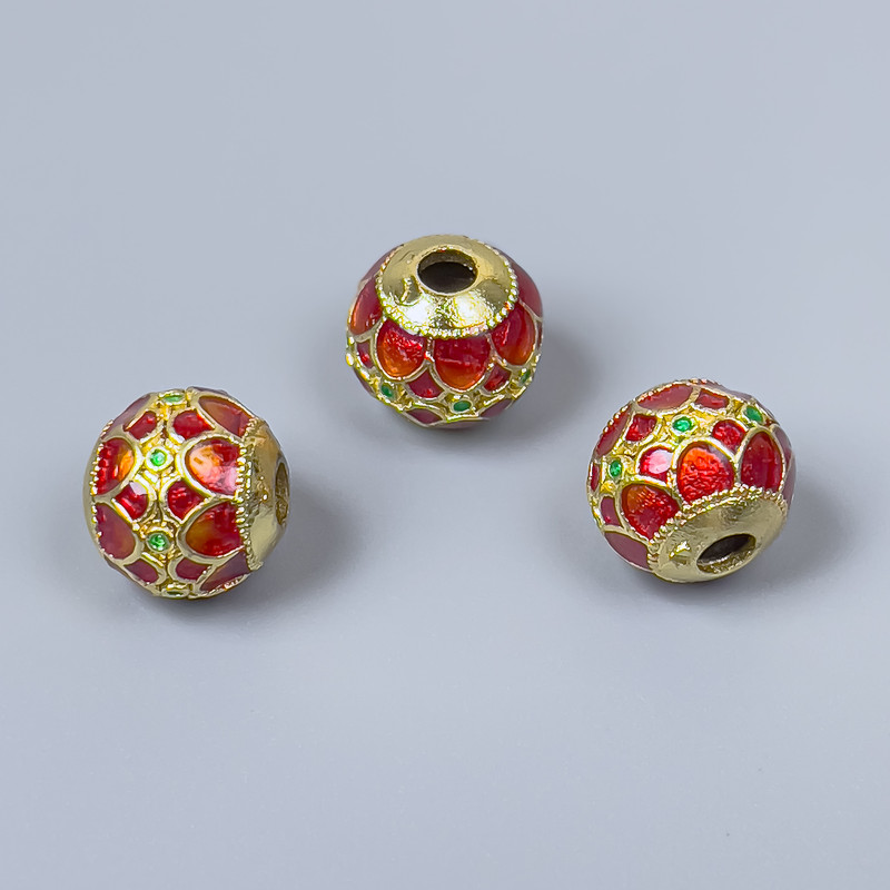 Korálka Cloisonné červená a zelená smalt, průměr 10×9 mm, otvor 3 mm, zlatistý odstín kovu, 1 ks