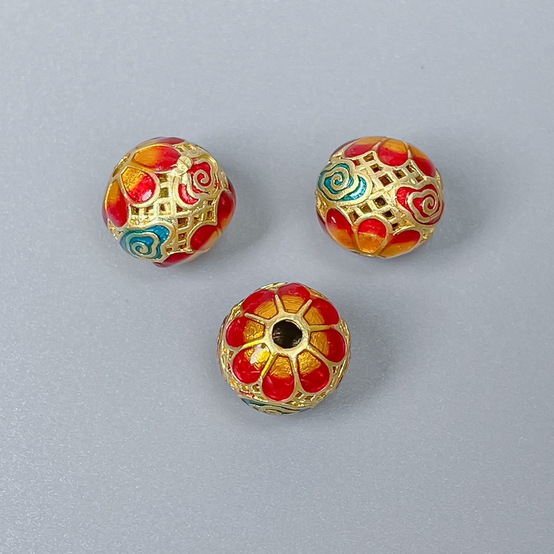 Korálka Cloisonné červená–zelená smalt, rozměr 10×9 mm, otvor 2 mm, zlatavý kov, 1 ks