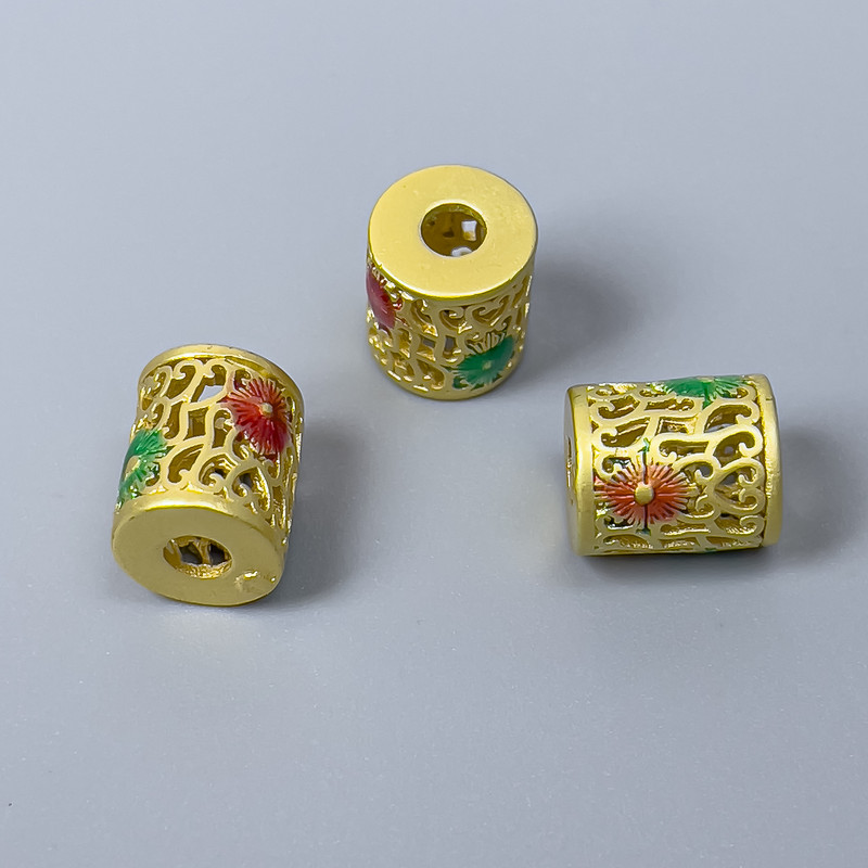 Korálka Cloisonné cylindrického tvaru, červená a zelená smalt, průměr 9×10 mm, otvor 3 mm, zlatistý kov, 1 ks