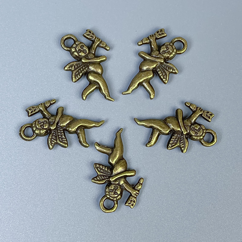Přívěšek Kupidón, barva bronzu, rozměry 23 × 14 × 3 mm, otvor 2,5 mm, balení 20 g (~12 ks)