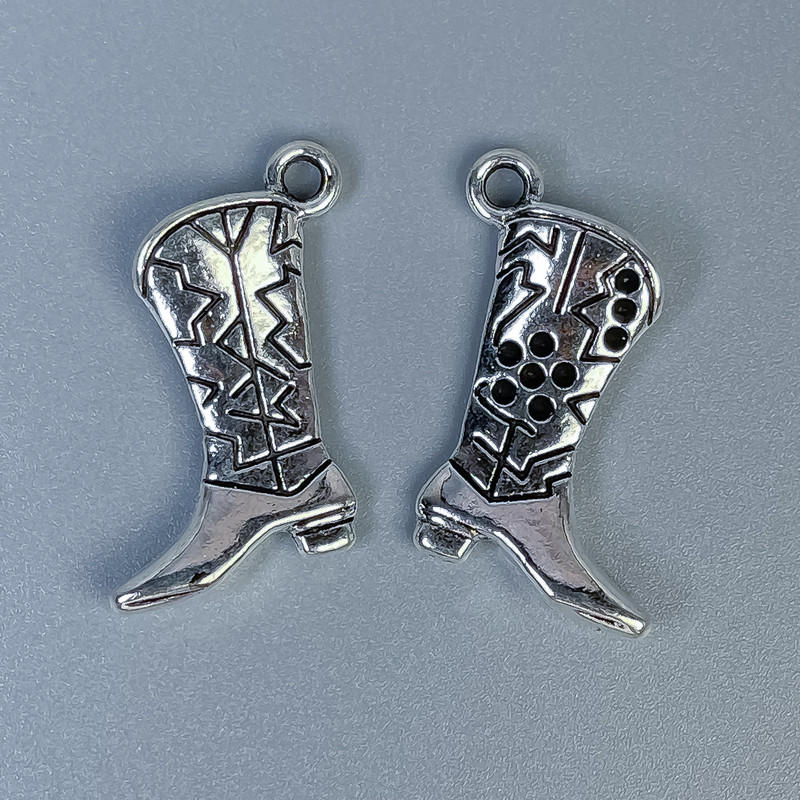Přívěsek z kovových komponentů Boty v barvě stříbrné, rozměry 22×14×2 mm ± otvor 2,5 mm ± balení 8 ks