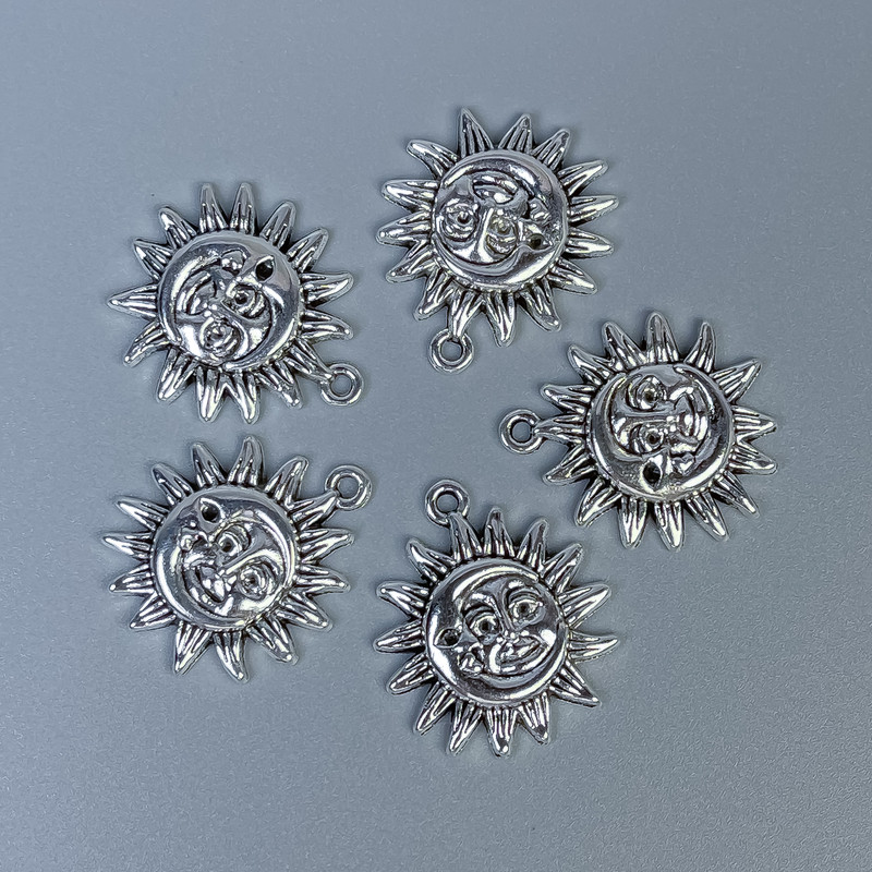 Přívěšek Slunce a Měsíc, kovová barva stříbrná, rozměry 20×23×3 mm, otvor cca 1,5 mm, balení 10 ks