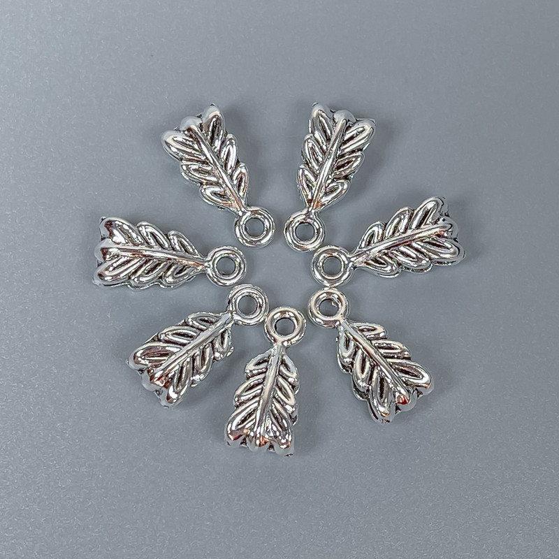 Poutko pro šperky, barva kovu: stříbrná, rozměry 14×7×5 mm ±, otvory průměr cca 2,5 mm a 1,8 mm, balení 22 ks