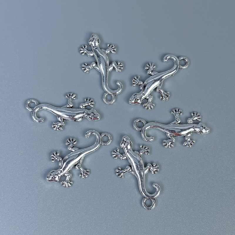 Přívěšek 'Ještěrka', barva kovu: stříbrná, rozměry 23×13×2 mm ± otvor 2 mm ± balení 12 ks