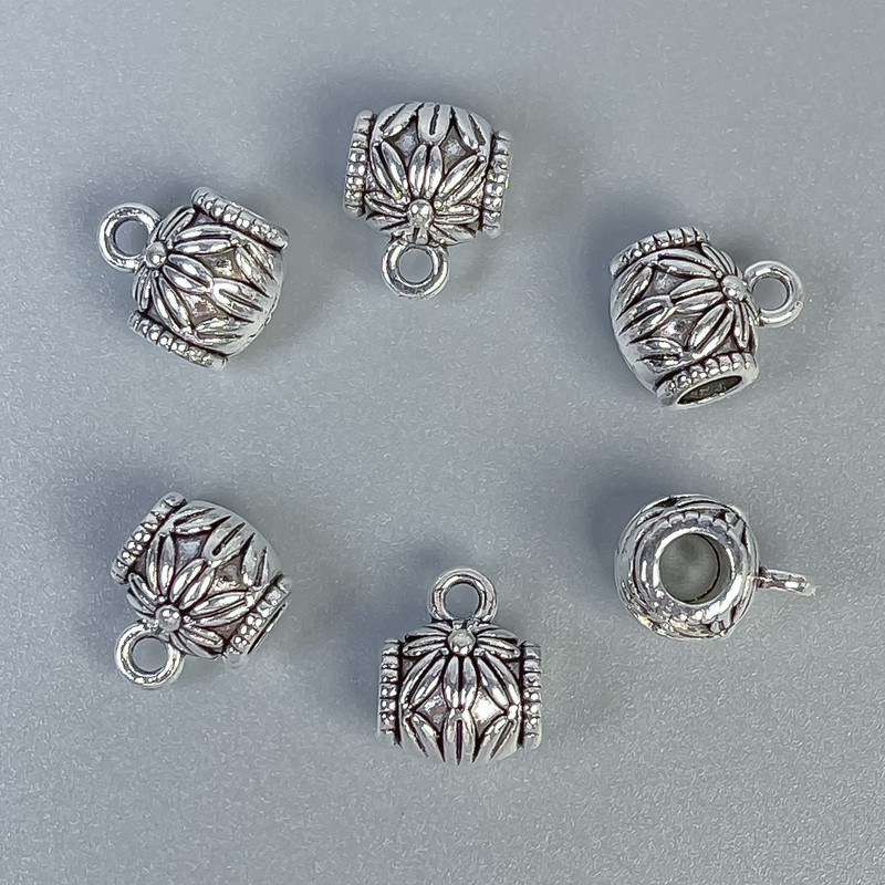 Poutko bail kovové, barva kovu stříbrná, rozměry 8×7×10 mm ±, otvory Ø cca 3 mm a Ø cca 1,5 mm, balení 10 ks