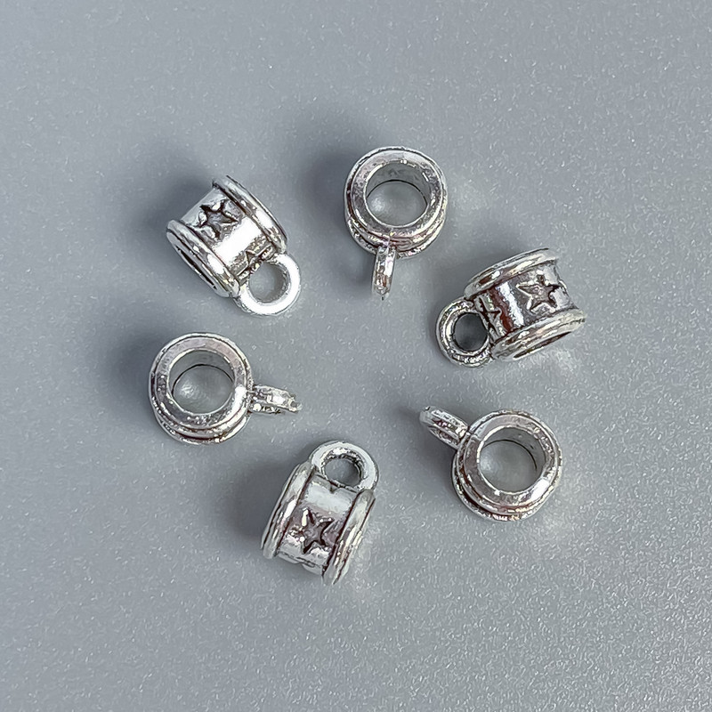 Bižuterní poutko ve stříbrné barvě kovu, rozměry 8×5×6 mm ± otvory, průměr 3 mm ±, průměr 2 mm ±, balení 20 g (~54 ks)