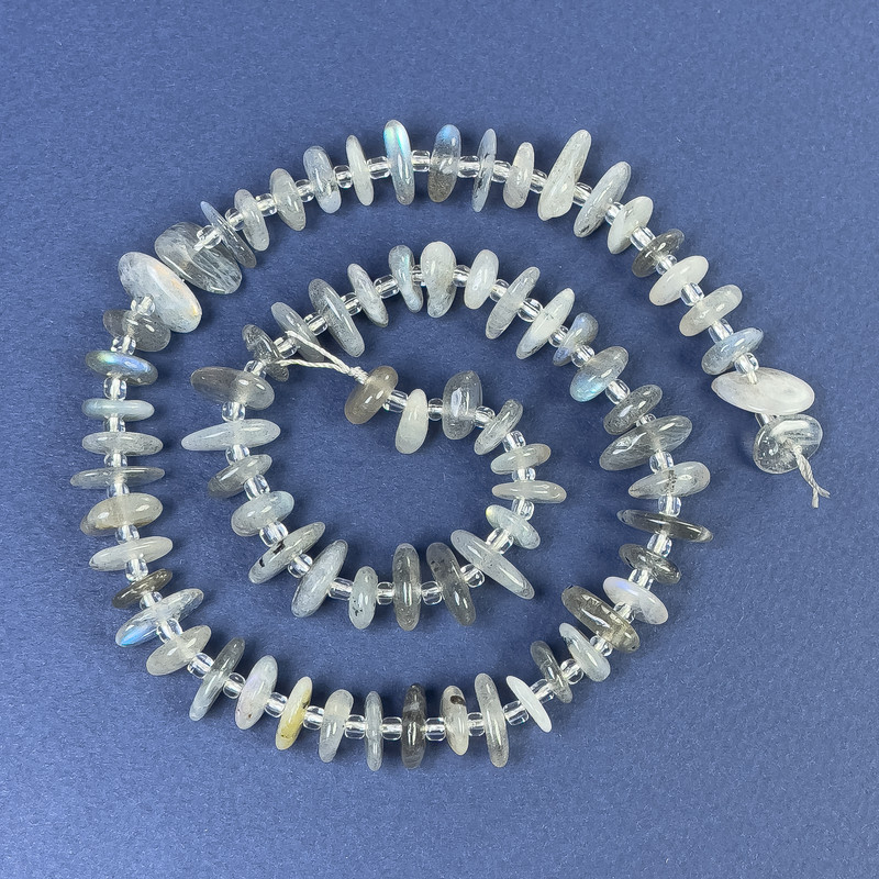 Korálky z labradoritu – drobné kousky 9–12×3 mm, navlečené na niti, délka 40 cm
