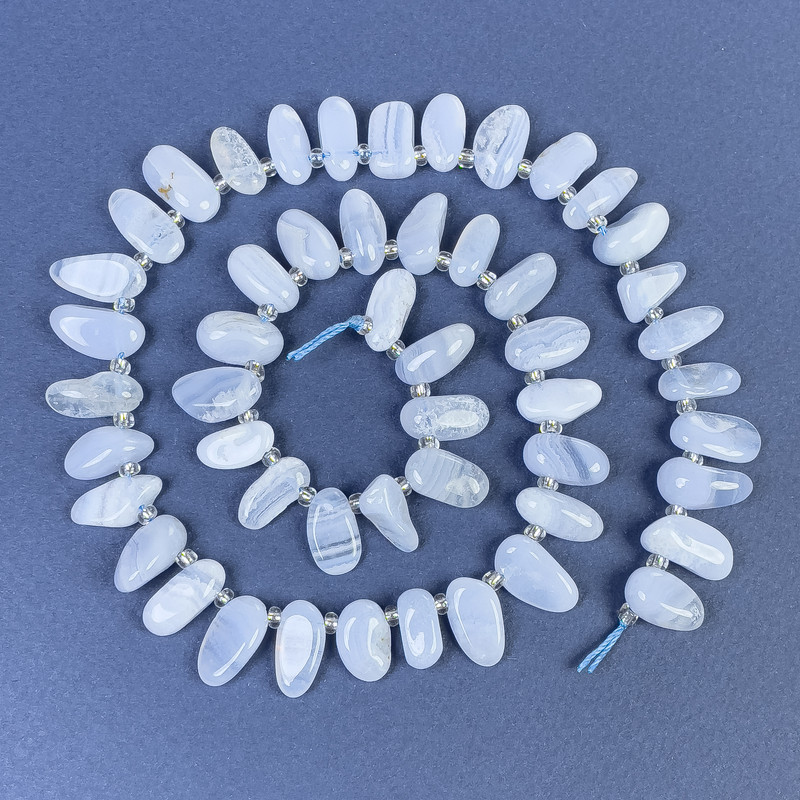 Achátové korálky modré, brusované, 6×12 mm, na niti, délka 40 cm+