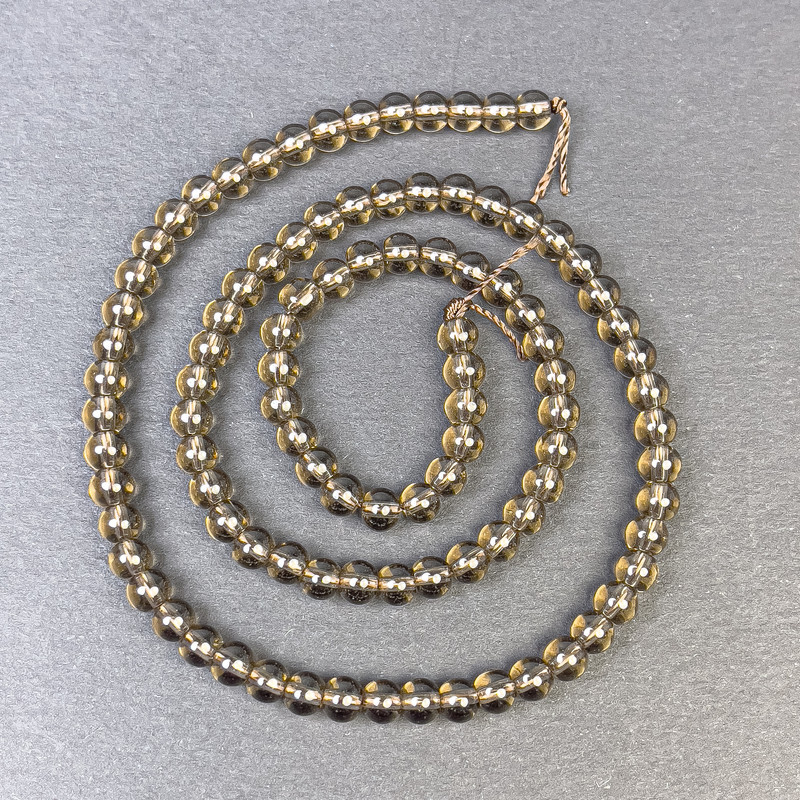 Korálky z kouřového křemene, hladké kuličky 4–5 mm na niti, délka 37 cm