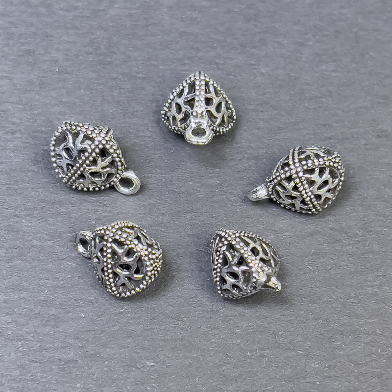 Přívěšek trojúhelníkového tvaru, barva kovu stříbrná, průměr 8×11 mm, balení 5 ks