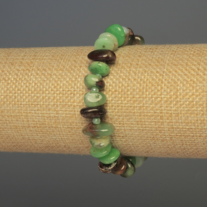 Náramek z chrysoprazu, brusovaný, průměr 8–12×4 mm, se 3 mm korálky, délka 18 cm, na elastické šňůře