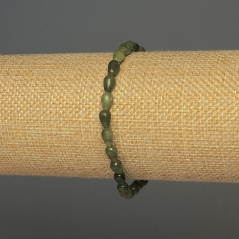 Náramek z jadeitu ve tvaru kapky, velikost 7×4 mm, délka 18 cm, elastický