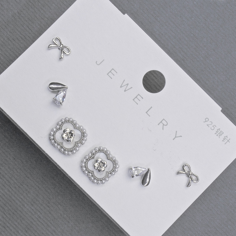 Peckové náušnice ve tvaru čtyřlístku se štrasovými kameny, stříbrný kov, 10 mm+