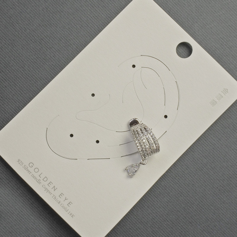 Náušnice kaf na ucho – stříbrný kov, bílé krystaly