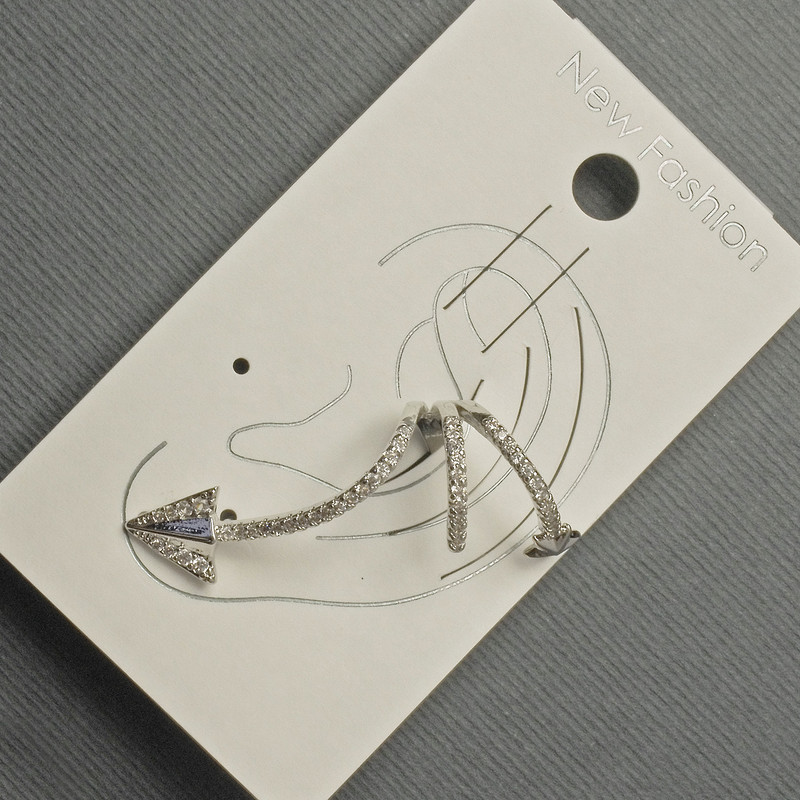 Náušnice kaf na ucho ze stříbrného kovu se bílými štrasovými kamínky