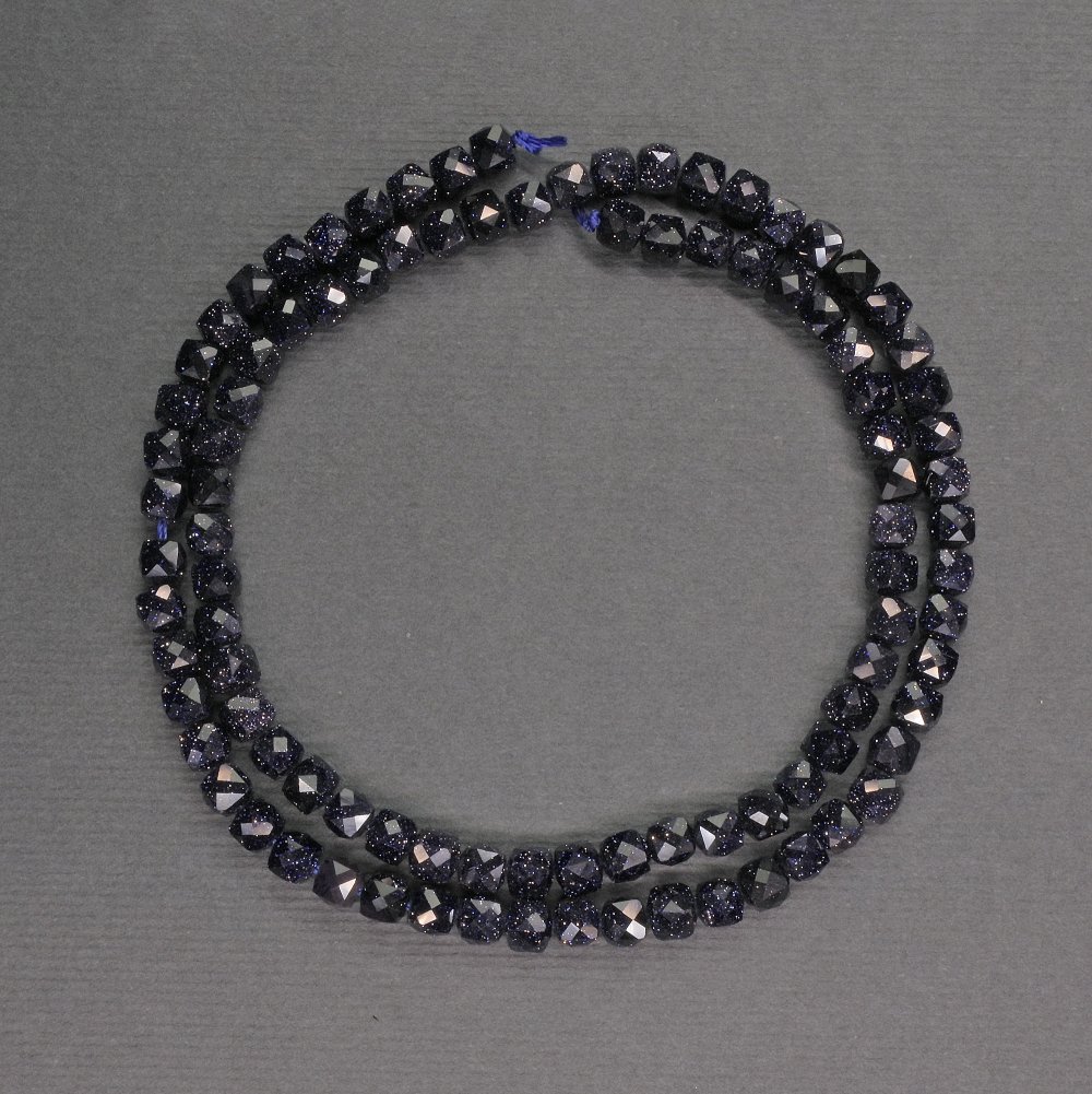 Korálky syntetického aventurínu – modrý písek, brusované kostky, průměr 4 mm, délka 39 cm