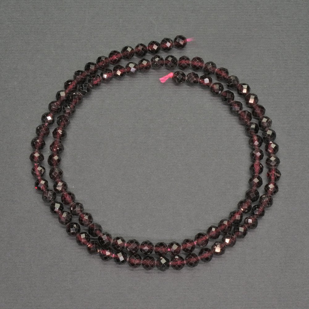 Náhrdelní korálky z granátu, broušené kuličky, průměr 4 mm, délka 39 cm