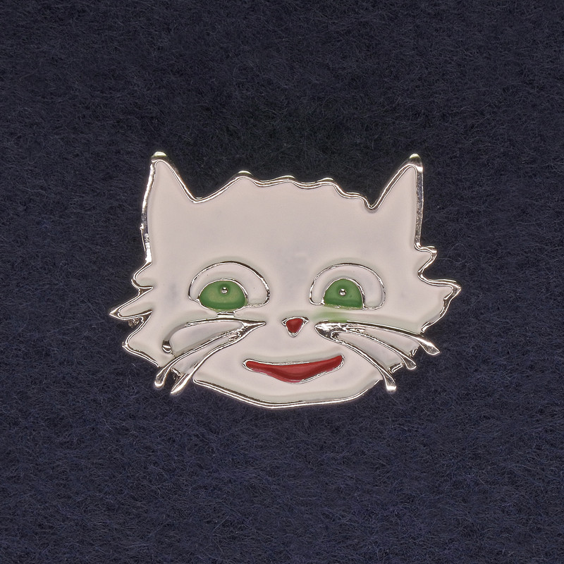 Brož Kočka, bílý smalt, stříbrný kov, 27×22 mm+