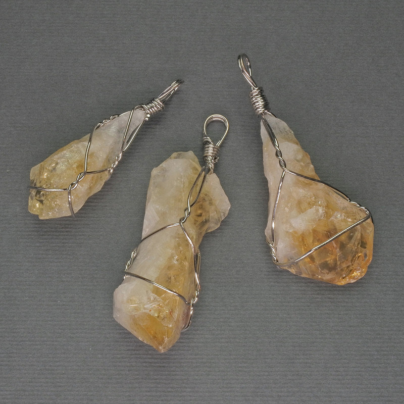 Přívěšek z neopracovaného citrínu v opletu 60×40×18 mm ±