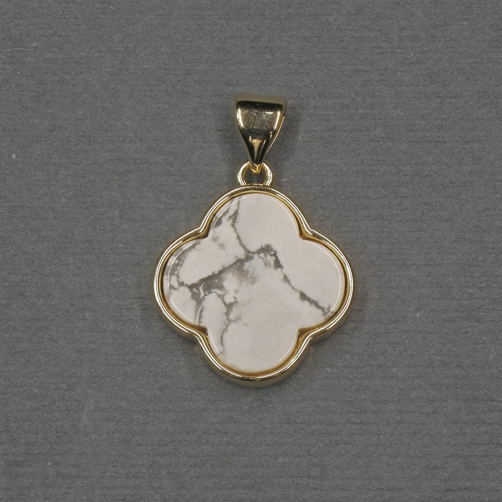 Přívěšek – čtyřlístek s vložkou chalcedonu 16×18×4 mm, zlatý kov