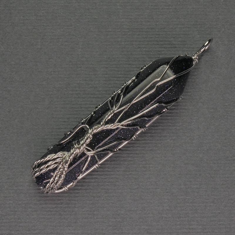 Přívěsek aventurín Noc Káhiry – šestiúhelníkový krystal, 12×50×57 mm ± se stříbrným opletem