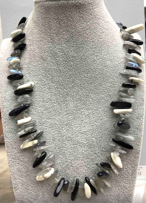 Náhrdelník Asortiment drobných jehliček, průměr 12–18×2–4 mm, délka 49 cm ± se stříbrným zapínáním