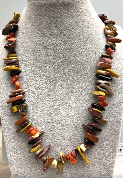 Náhrdelník Assort – drobné kamenné kousky ve tvaru jehliček, průměr 12–18 × 2–4 mm, délka 48 cm ± se zapínáním ze stříbrného kovu