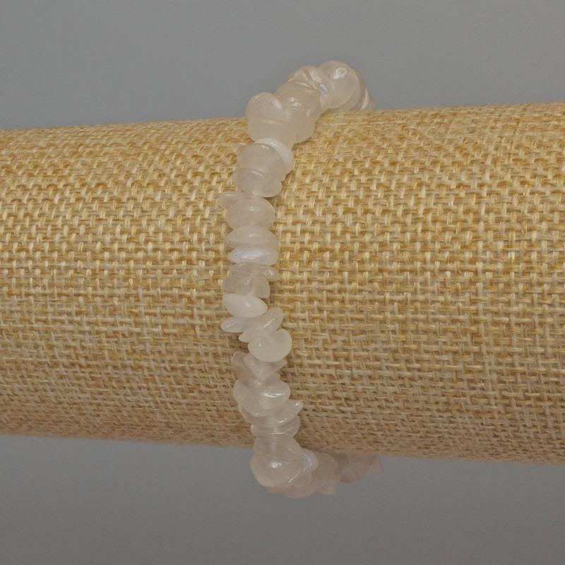 Náramek z adularitu – drobné čipy, průměr 7×2 mm, délka 18 cm, na pružné osnově