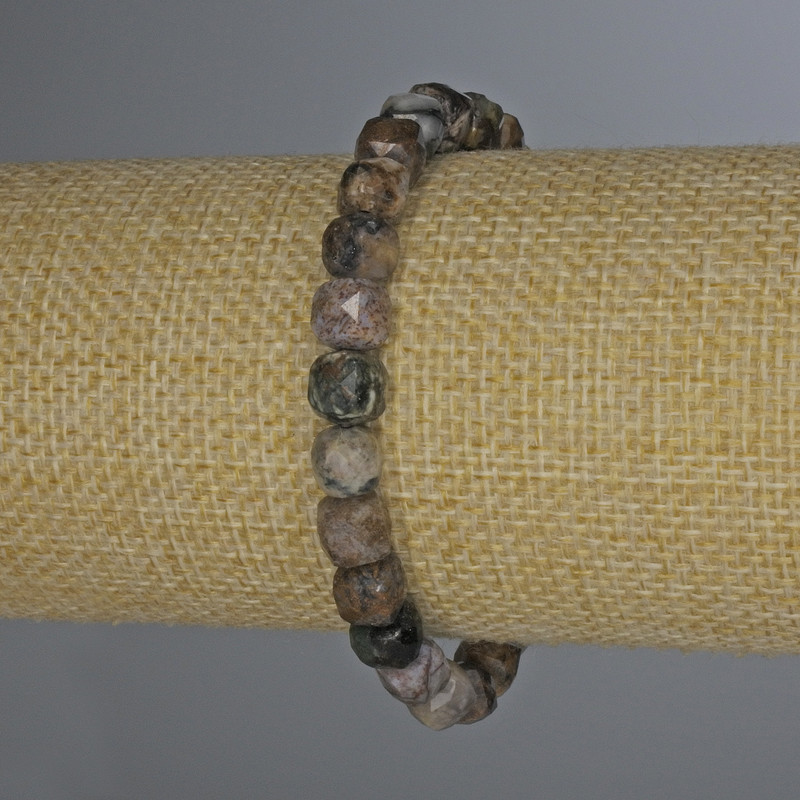 Náramek z broušeného petersitu, kostky 7×7 mm, délka 18 cm, elastický