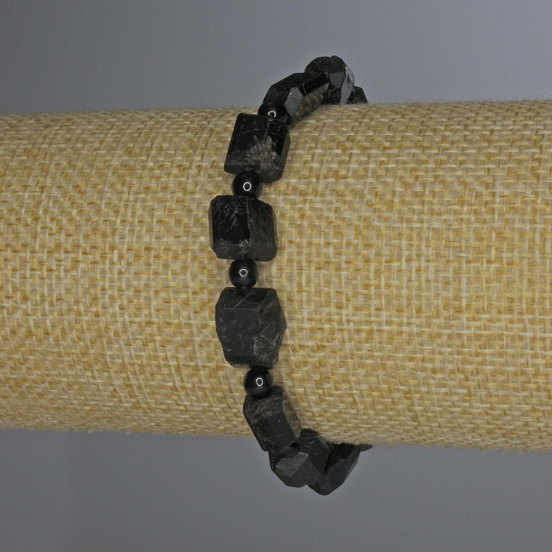 Náramek z turmalínu Sherl, neopracovaná galetka, průměr 12×8 mm ±, kulička 4 mm ±, délka 18 cm ±, elastický