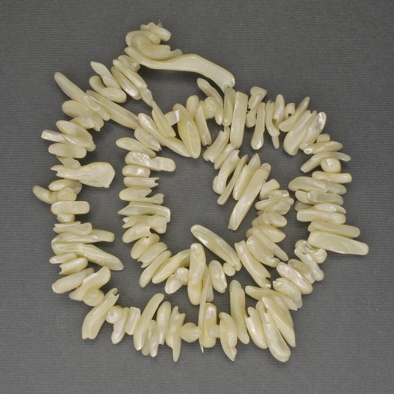 Perleťové korálky – zrníčka ve tvaru jehly, průměr 11–25×2–5 mm, délka 40 cm, na niti