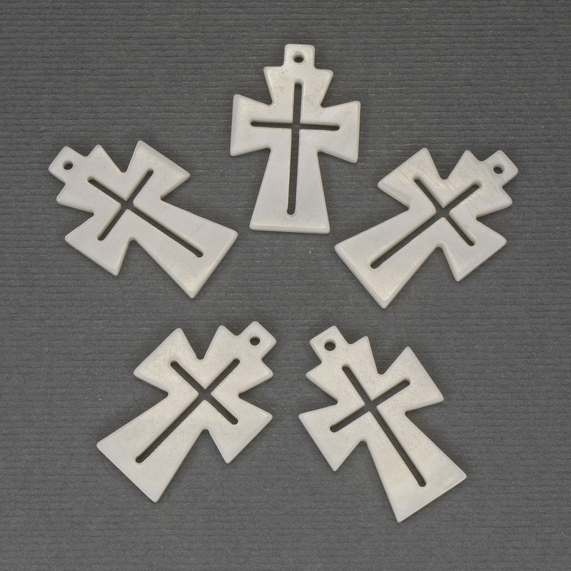 Přívěšek z perleti ve tvaru kříže 26×17 mm+