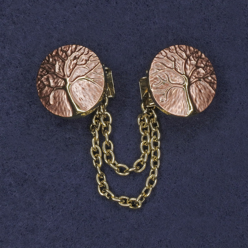 Brož na kardigan s růžovým smaltem a zlatým řetízkem, průměr cca 20 mm, délka řetízku cca 9 cm