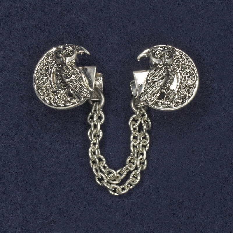 Brož na kardigany ze stříbrného kovu, průměr ozdoby cca 20 mm, délka řetízku cca 9 cm