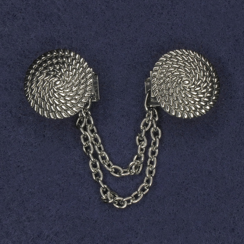 Brožka na kardigány ze stříbrného kovu, průměr cca 20 mm, řetízek délky cca 9 cm.