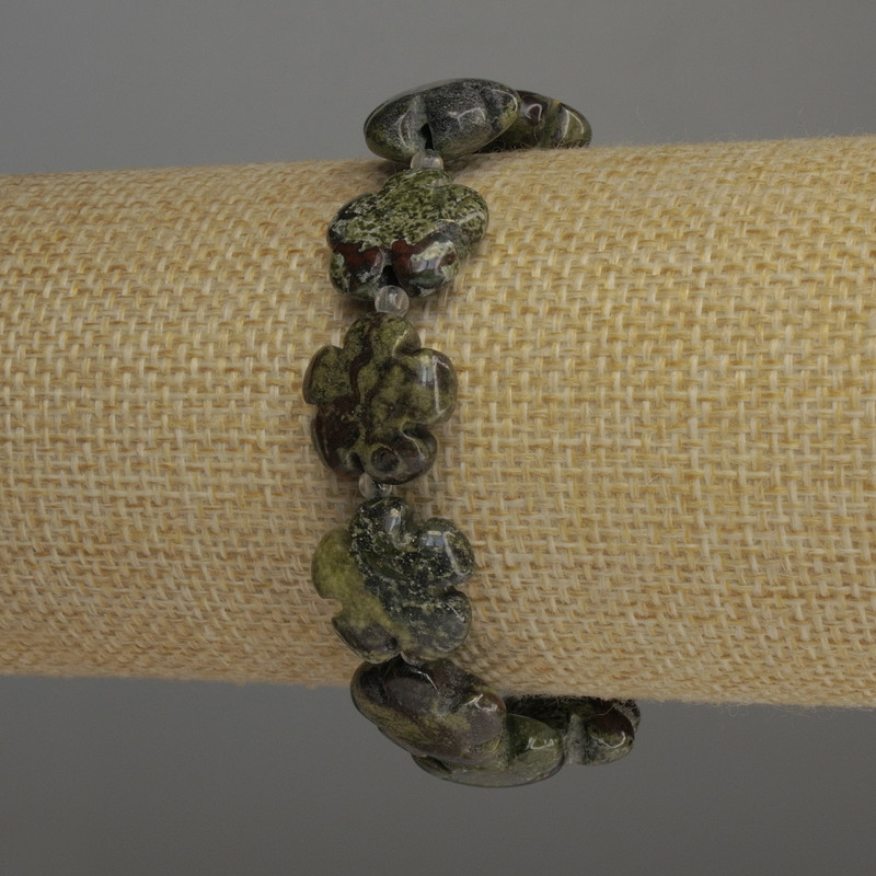 Náramek z jaspisu „Krev draka“ květ, průměr 15 mm ±, s korálkami 3 mm, délka 18 cm, elastické provedení