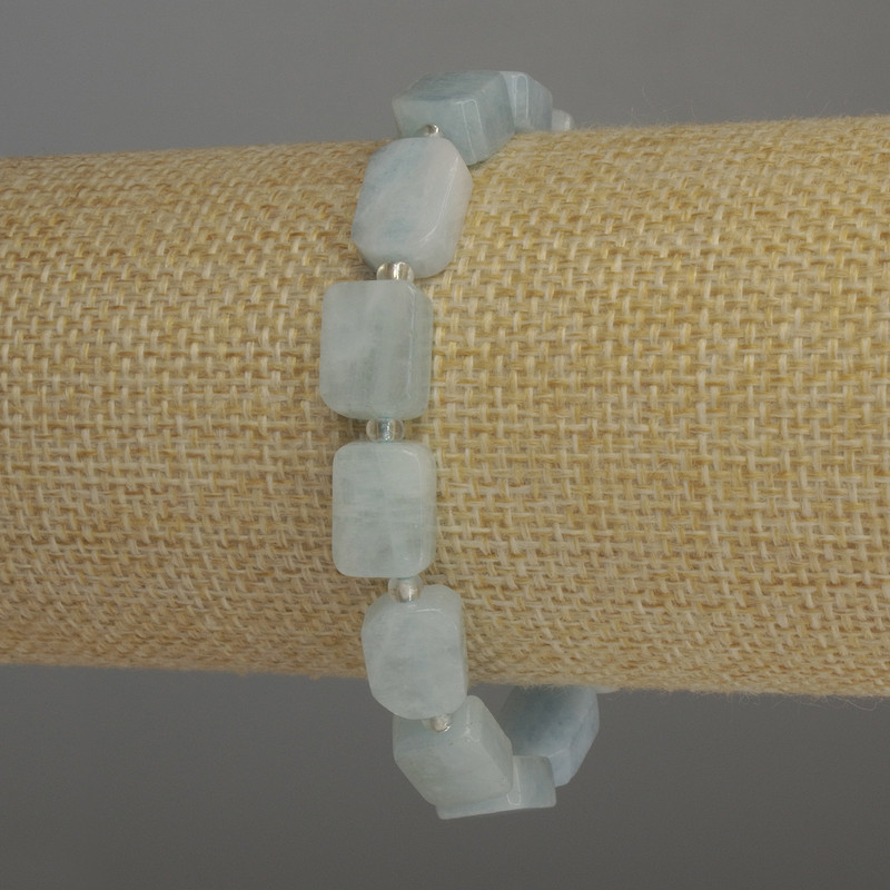 Náramek z akvamarínu obdélníkového tvaru, průměr 12×8 mm ±, rokajl 3 mm ±, délka 18 cm, elastický